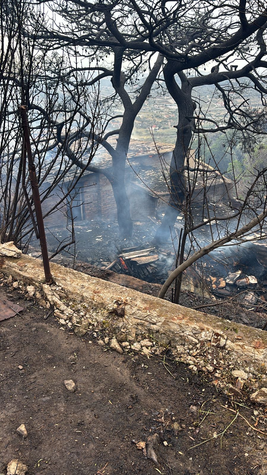 Μικρή αναζωπύρωση στην Κερατέα – Στις φλόγες παλιό κτίσμα-1