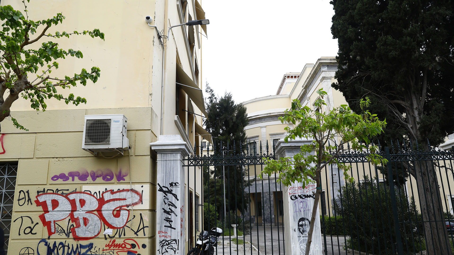 Κάμερες στο ιστορικό κτίριο του Πολυτεχνείου – Το ΕΜΠ δεν «πτοείται» από τους βανδαλισμούς-1