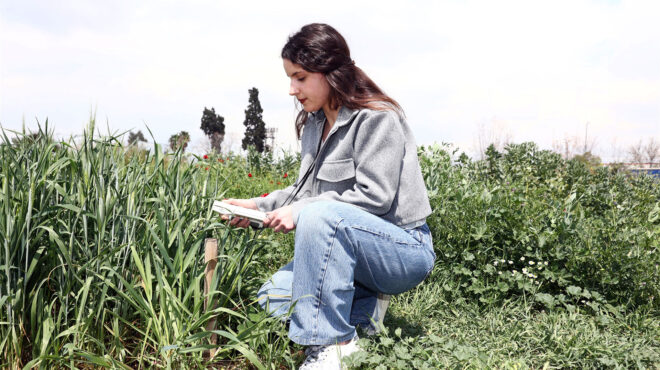 η-gen-z-με-το-τάμπλετ-στο-χωράφι-563551390