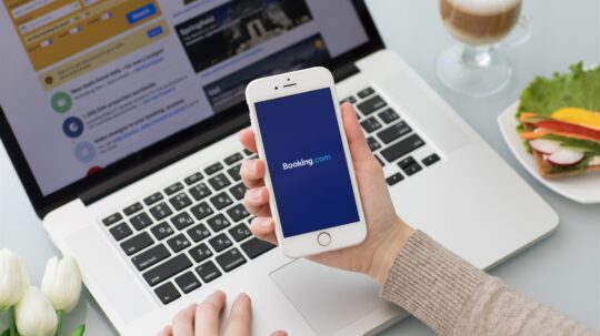 Τουρισμός: Μετωπική ξενοδόχων με Booking.com