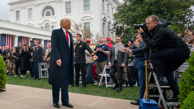 οι-δασμοί-και-τα-πλαστικά-καρεκλάκια-563547280