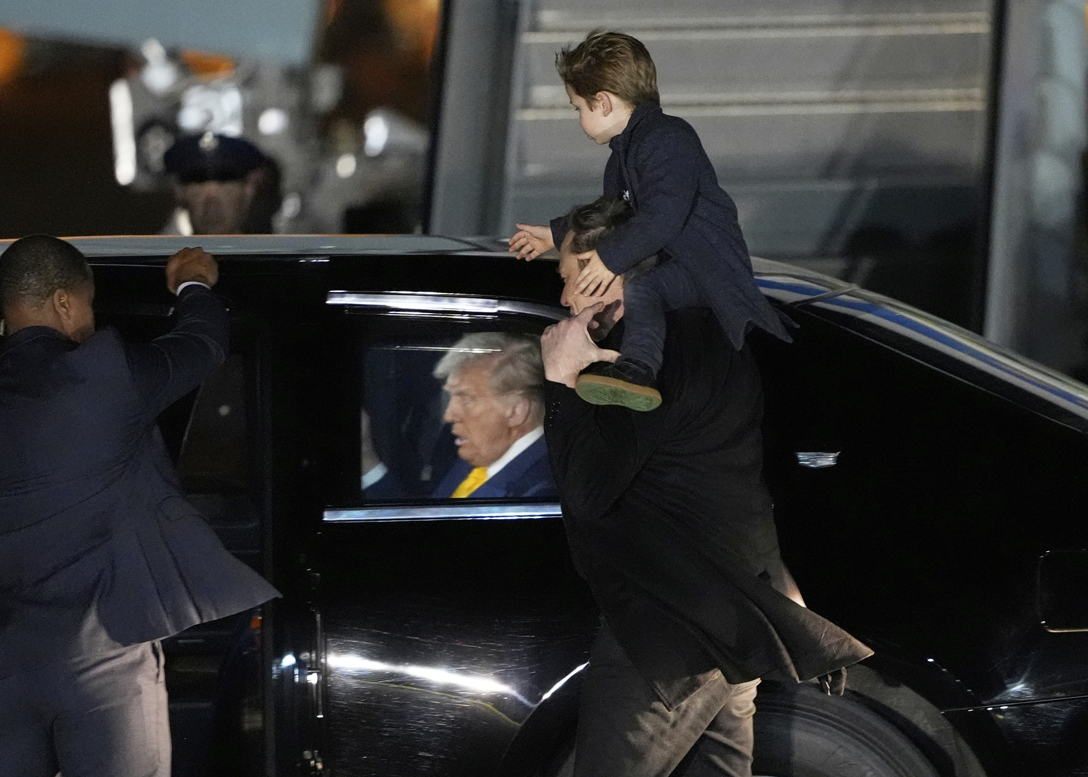 Μαστίγιο και καρότο από τον Τραμπ στους τρεις κροίσους-4