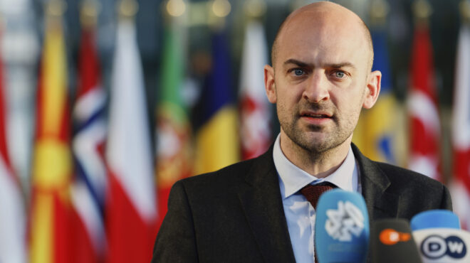 αλγερία-εναντίον-γαλλίας-στα-κόκκινο-563563936