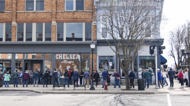 ανθρώπινη-αλυσίδα-για-τη-μετακόμιση-563569339