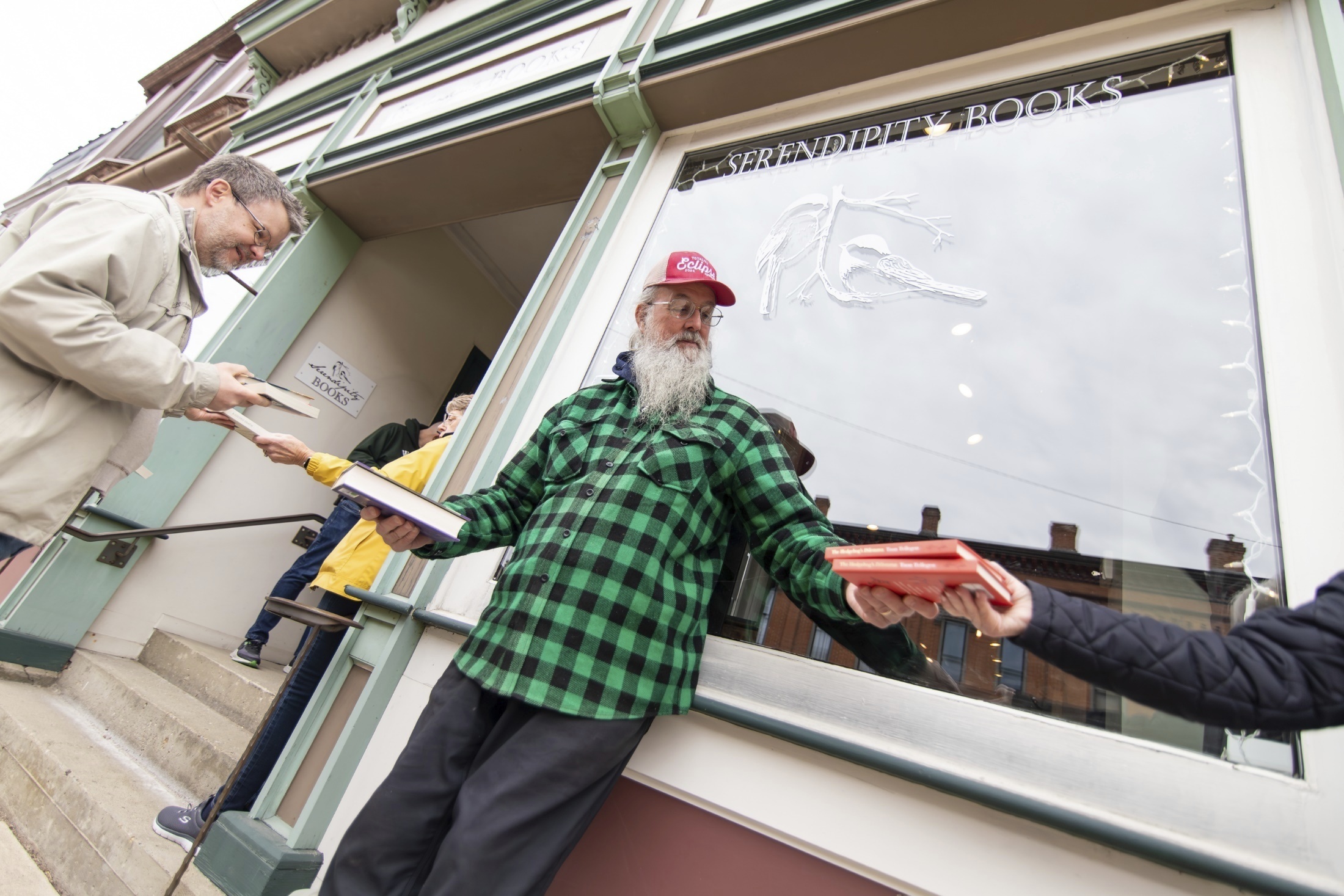 Ανθρώπινη αλυσίδα για τη «μετακόμιση» 9.100 βιβλίων… χέρι με χέρι-2