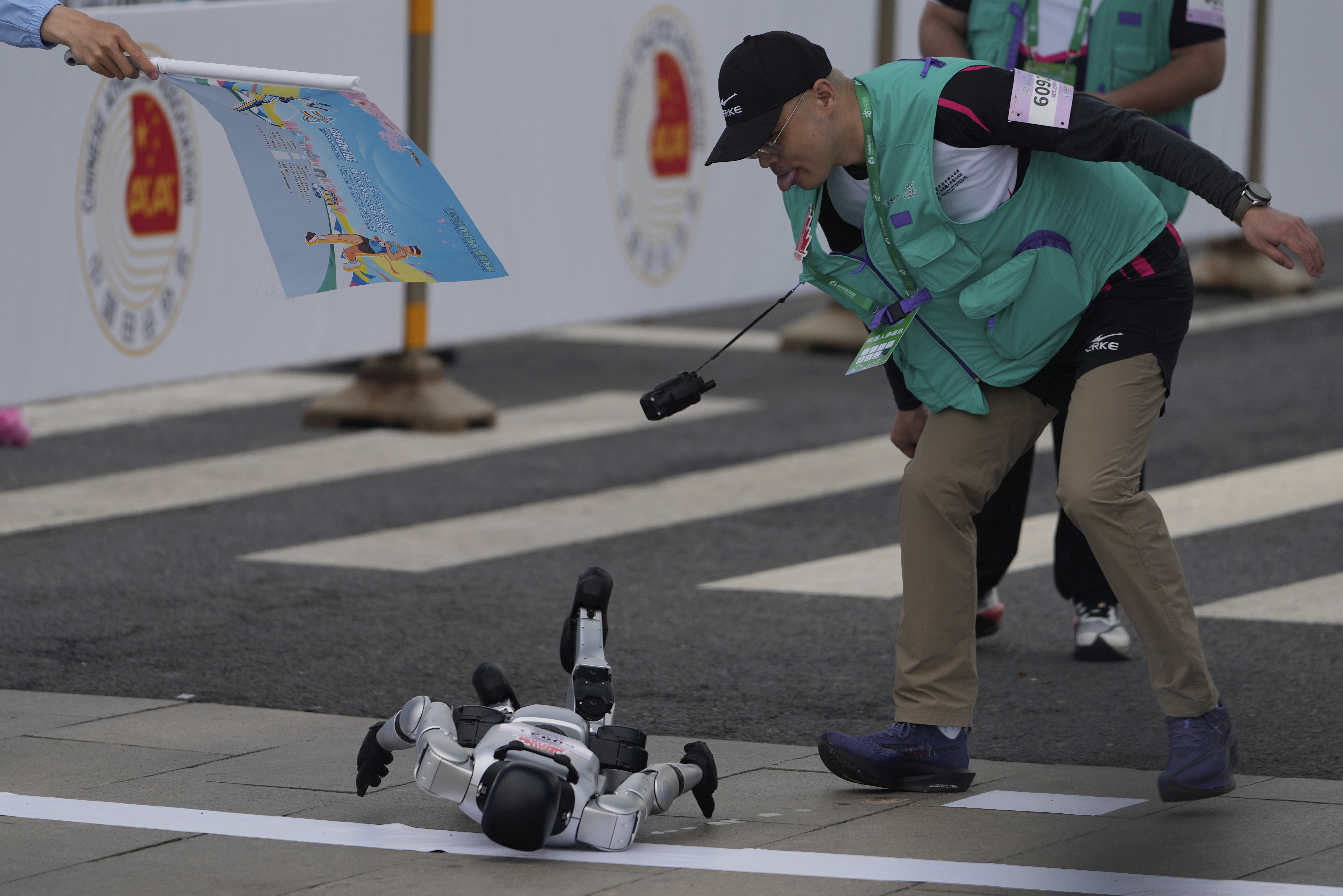 Παγκόσμια πρώτη στην Κίνα: Ημιμαραθώνιος… ανθρωποειδών ρομπότ-2