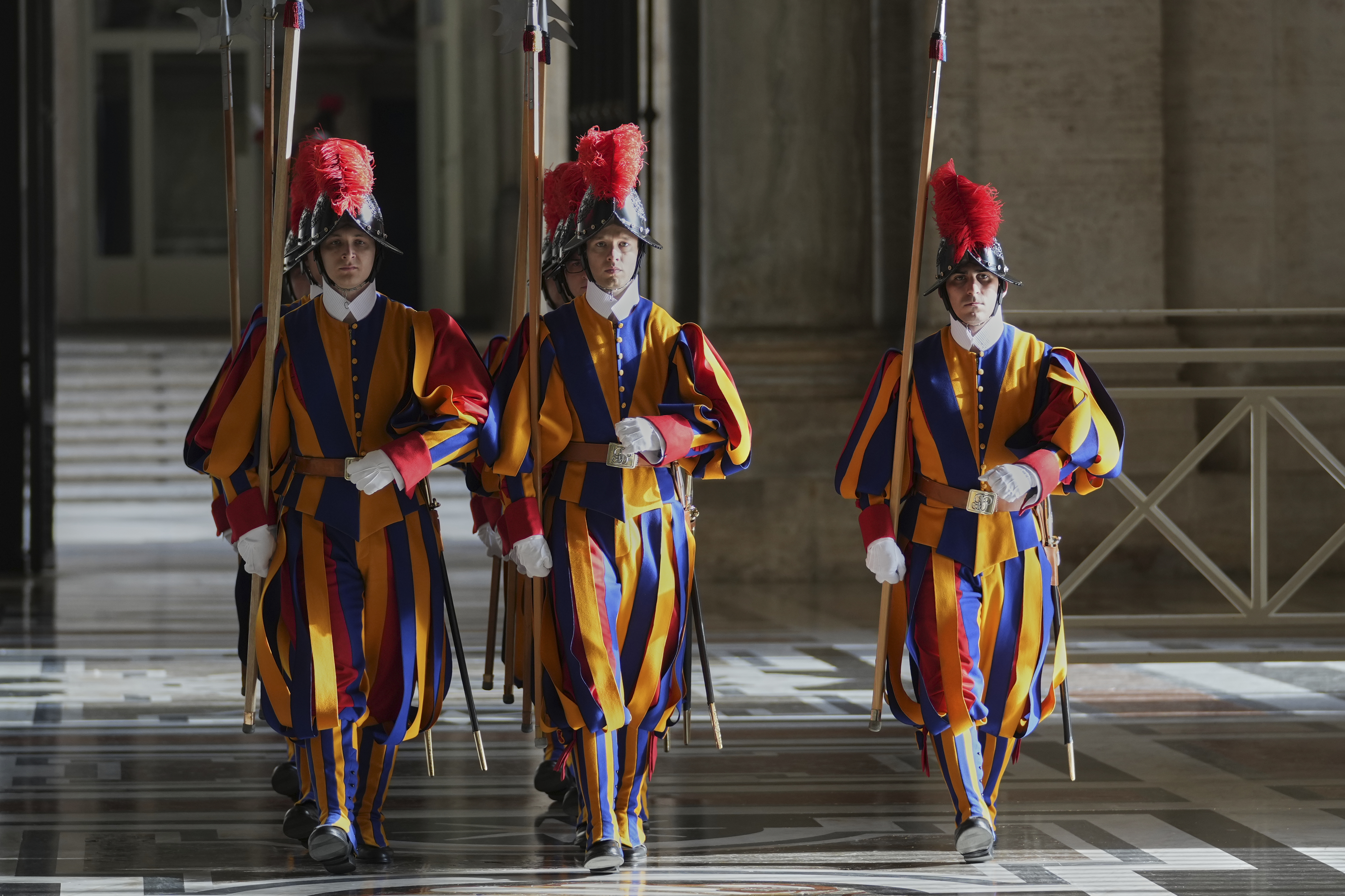 Στη Βασιλική του Αγίου Πέτρου η σορός του Πάπα Φραγκίσκου – Υπό το άγρυπνο βλέμμα της «ελβετικής φρουράς»-11