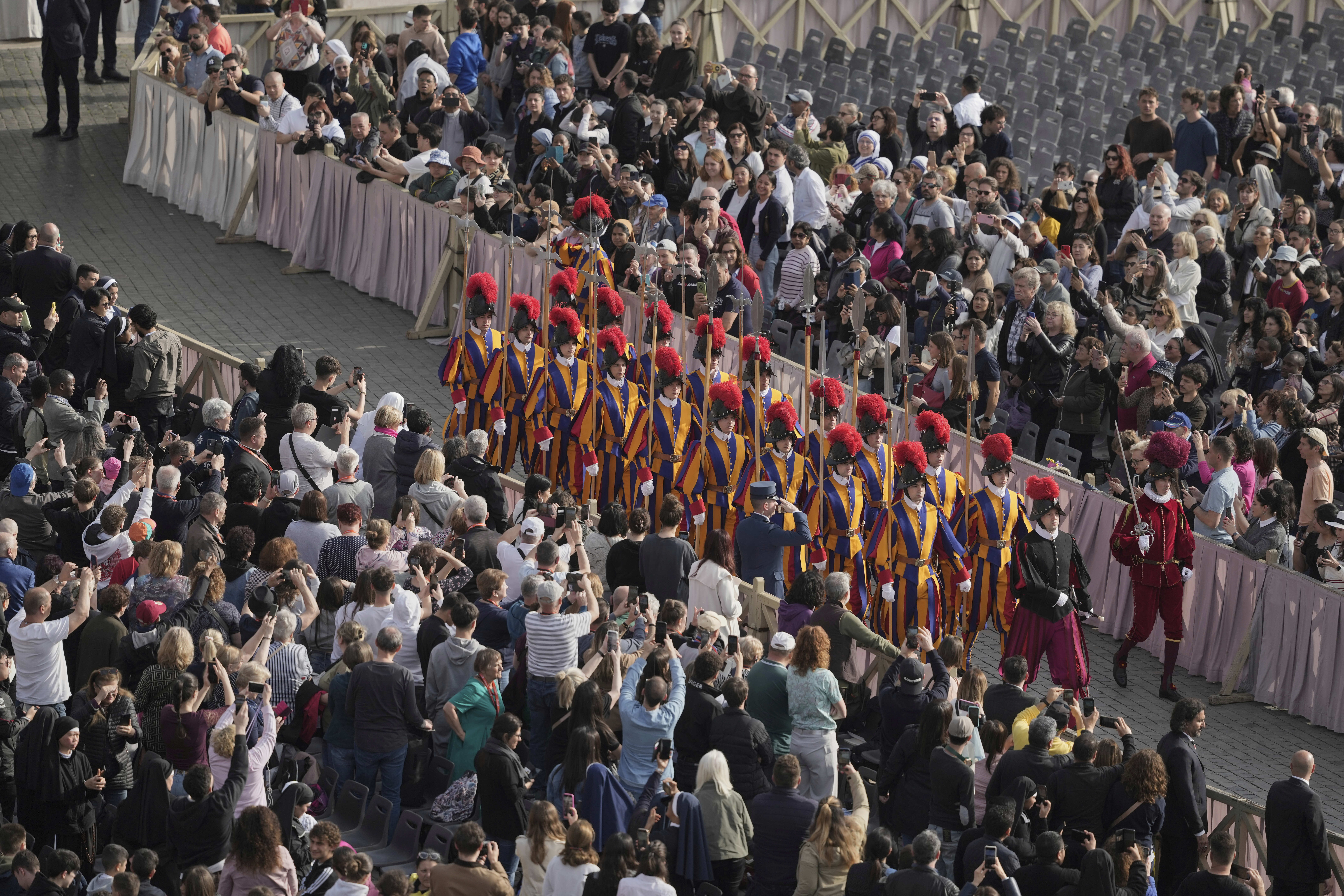 Στη Βασιλική του Αγίου Πέτρου η σορός του Πάπα Φραγκίσκου – Υπό το άγρυπνο βλέμμα της «ελβετικής φρουράς»-1