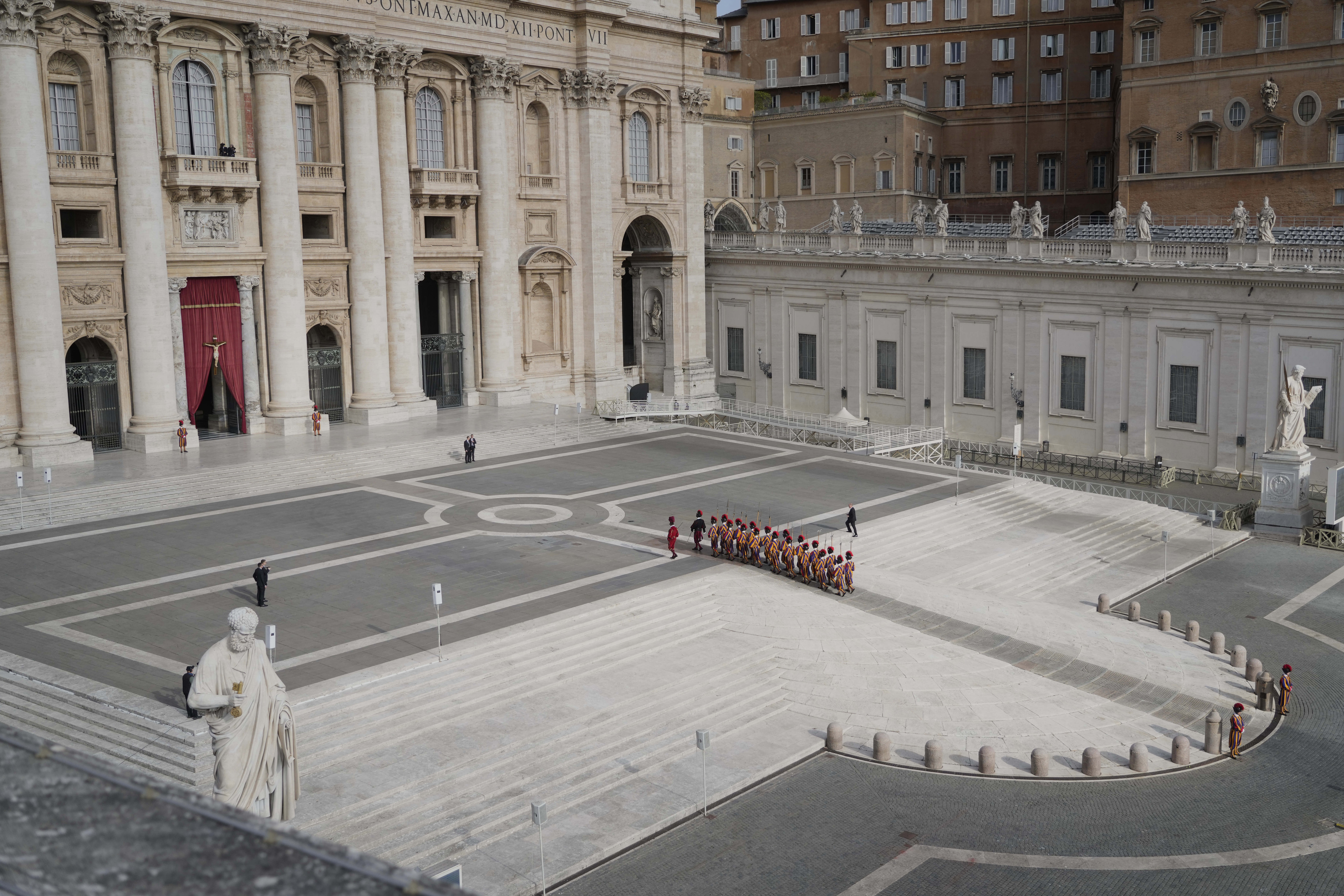 Στη Βασιλική του Αγίου Πέτρου η σορός του Πάπα Φραγκίσκου – Υπό το άγρυπνο βλέμμα της «ελβετικής φρουράς»-6
