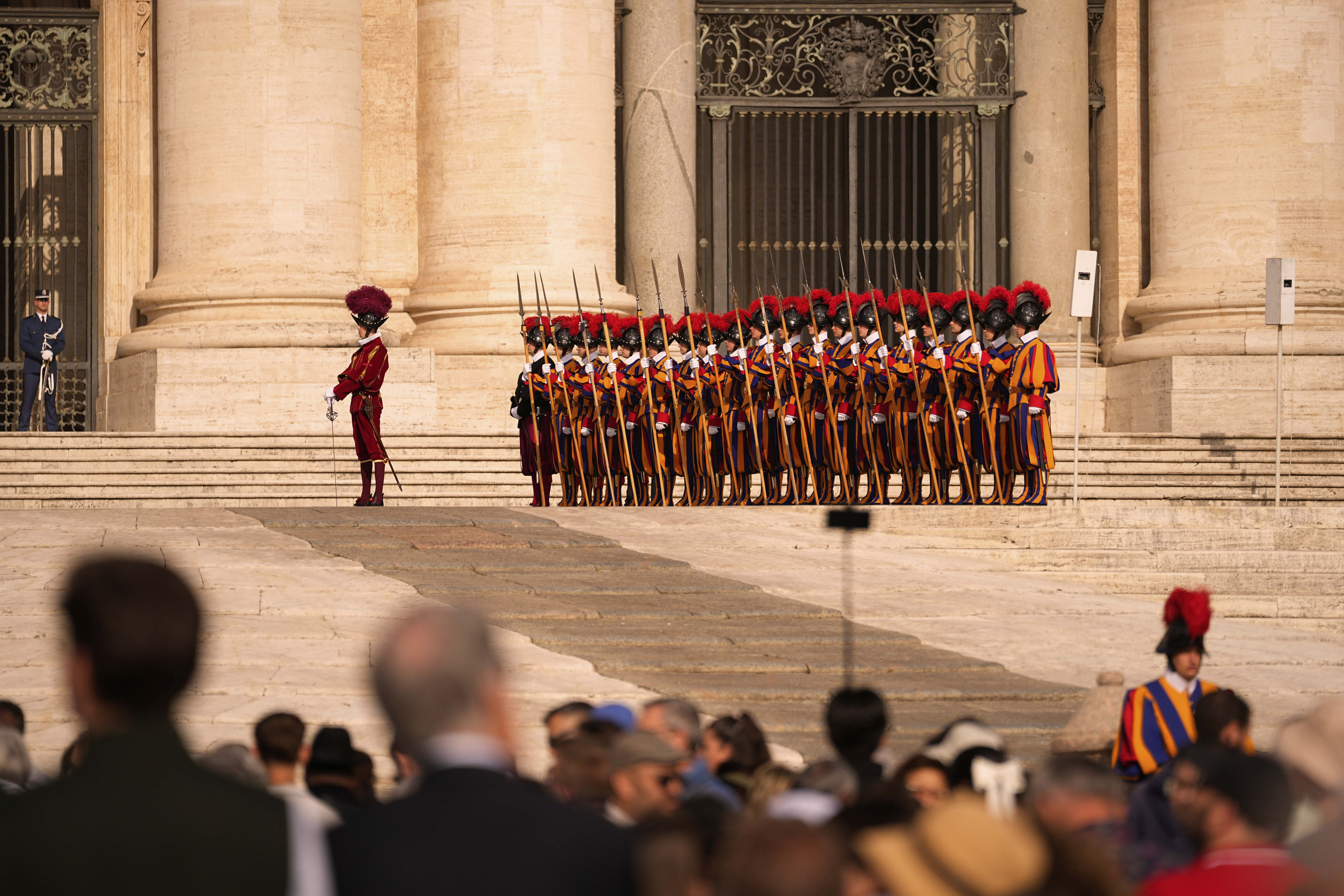 Στη Βασιλική του Αγίου Πέτρου η σορός του Πάπα Φραγκίσκου – Υπό το άγρυπνο βλέμμα της «ελβετικής φρουράς»-3