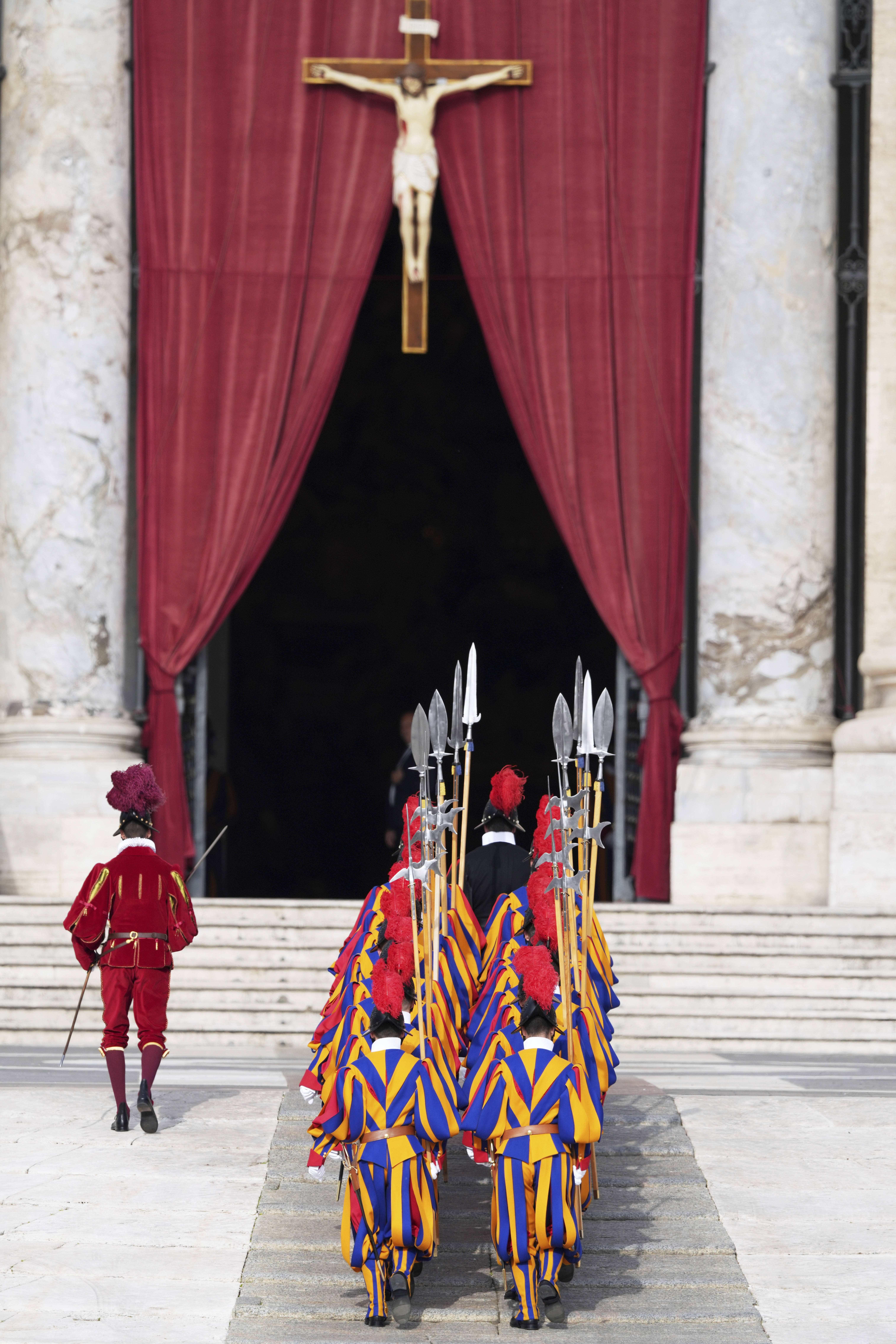 Στη Βασιλική του Αγίου Πέτρου η σορός του Πάπα Φραγκίσκου – Υπό το άγρυπνο βλέμμα της «ελβετικής φρουράς»-7