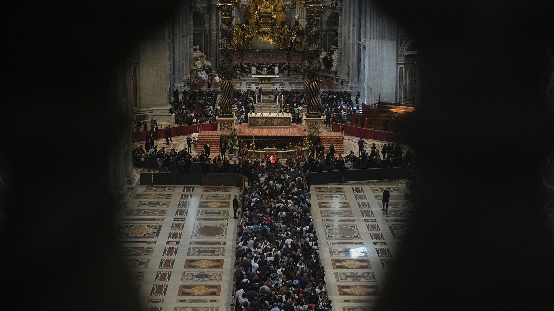 Ο διπλωματικός γρίφος της ταξιθεσίας στην κηδεία του Πάπα-1