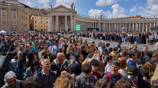πάπας-φραγκίσκος-πάνω-από-150-000-προσκυνητ-563580523