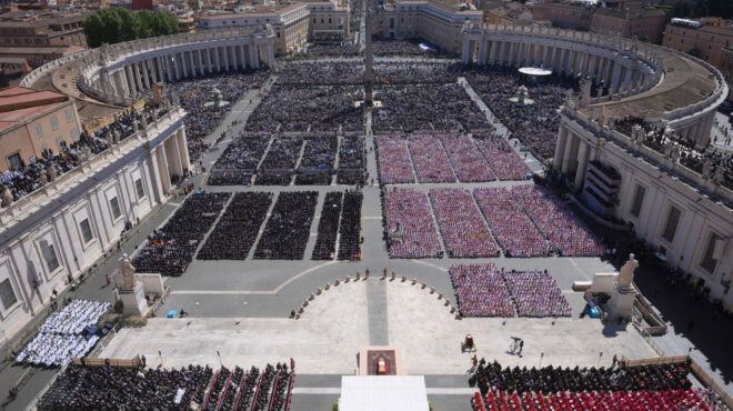 τελευταίος-ασπασμός-στον-φραγκίσκο-563583358