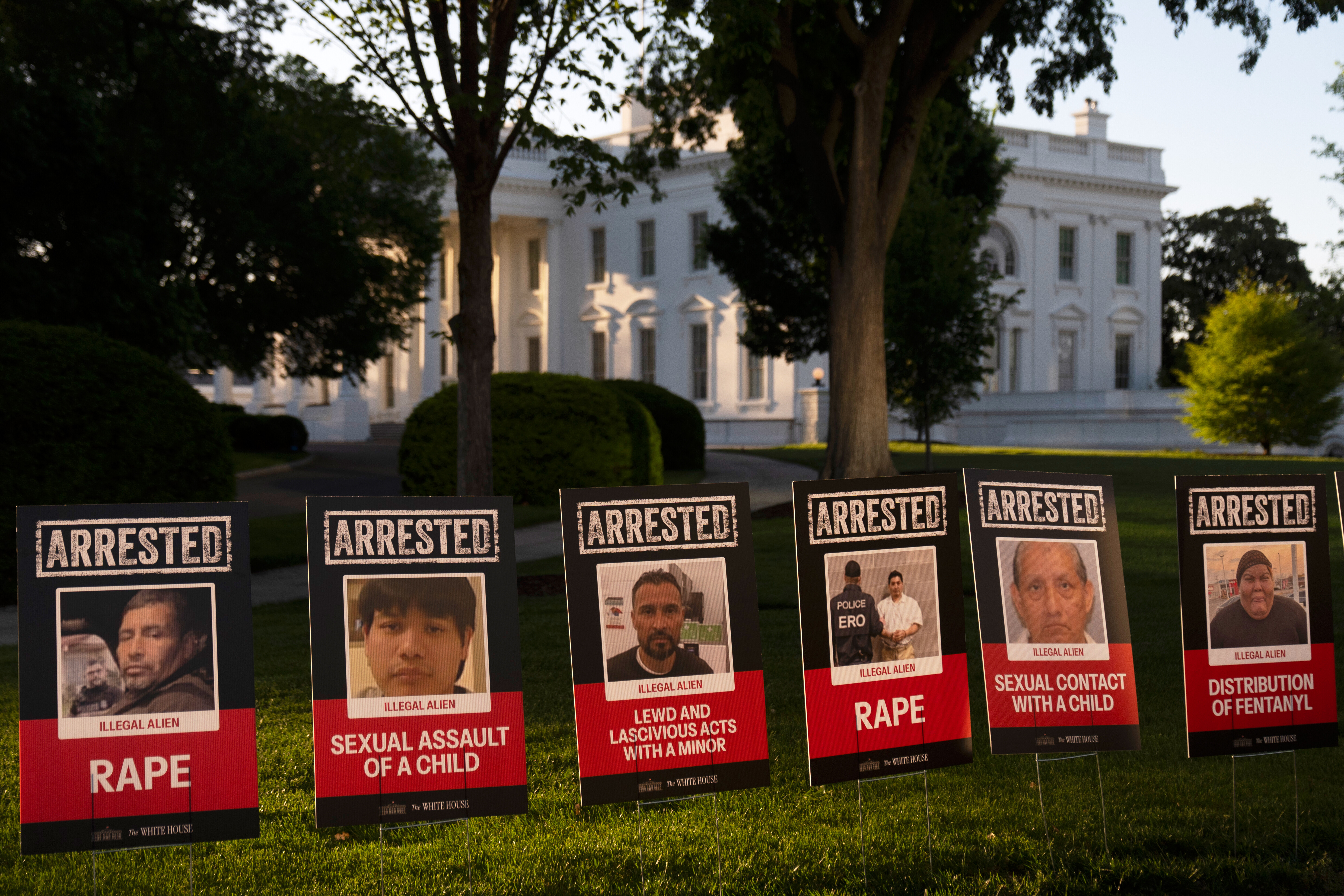 ΗΠΑ: Εικόνες 100 συλληφθέντων μεταναστών έξω από τον Λευκό Οίκο-3