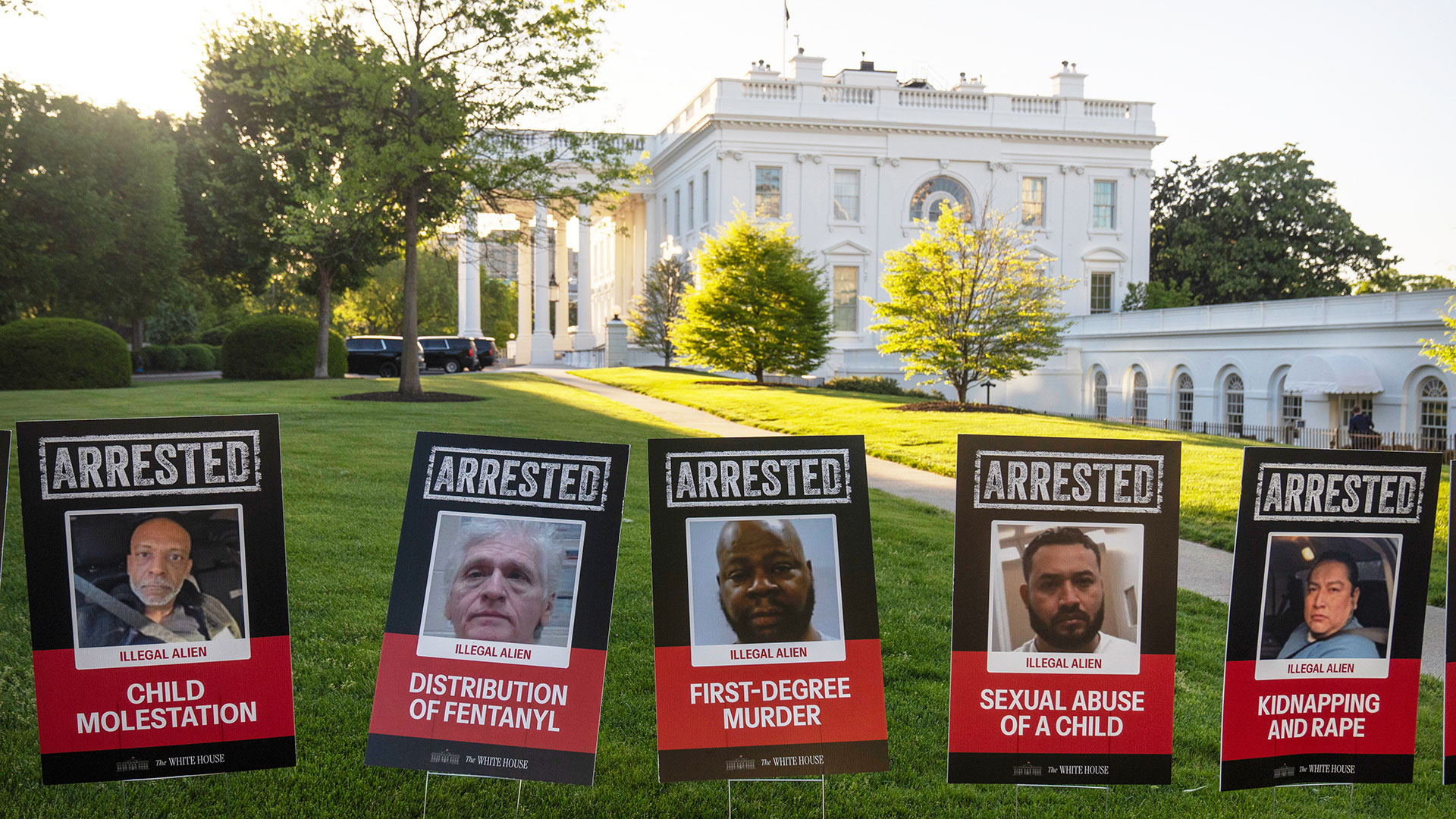 ΗΠΑ: Εικόνες 100 συλληφθέντων μεταναστών έξω από τον Λευκό Οίκο-1