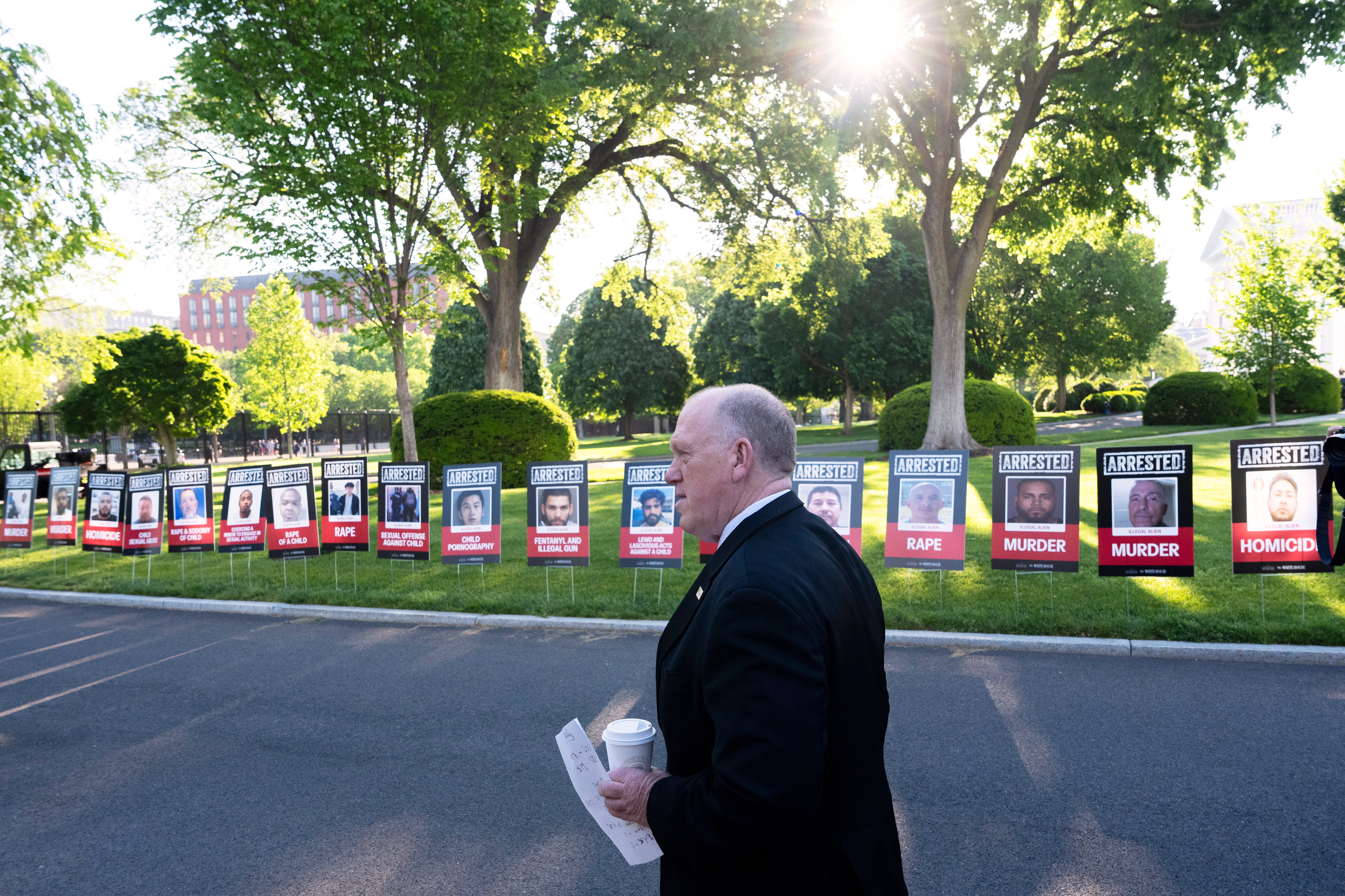 ΗΠΑ: Εικόνες 100 συλληφθέντων μεταναστών έξω από τον Λευκό Οίκο-2