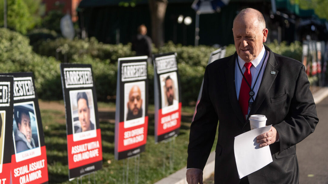 ηπα-εικόνες-100-συλληφθέντων-μεταναστών-563585062