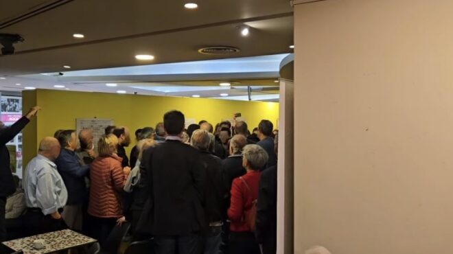 ενταση-σε-βιβλιοπωλείο-κατά-τη-διάρκε-563585131