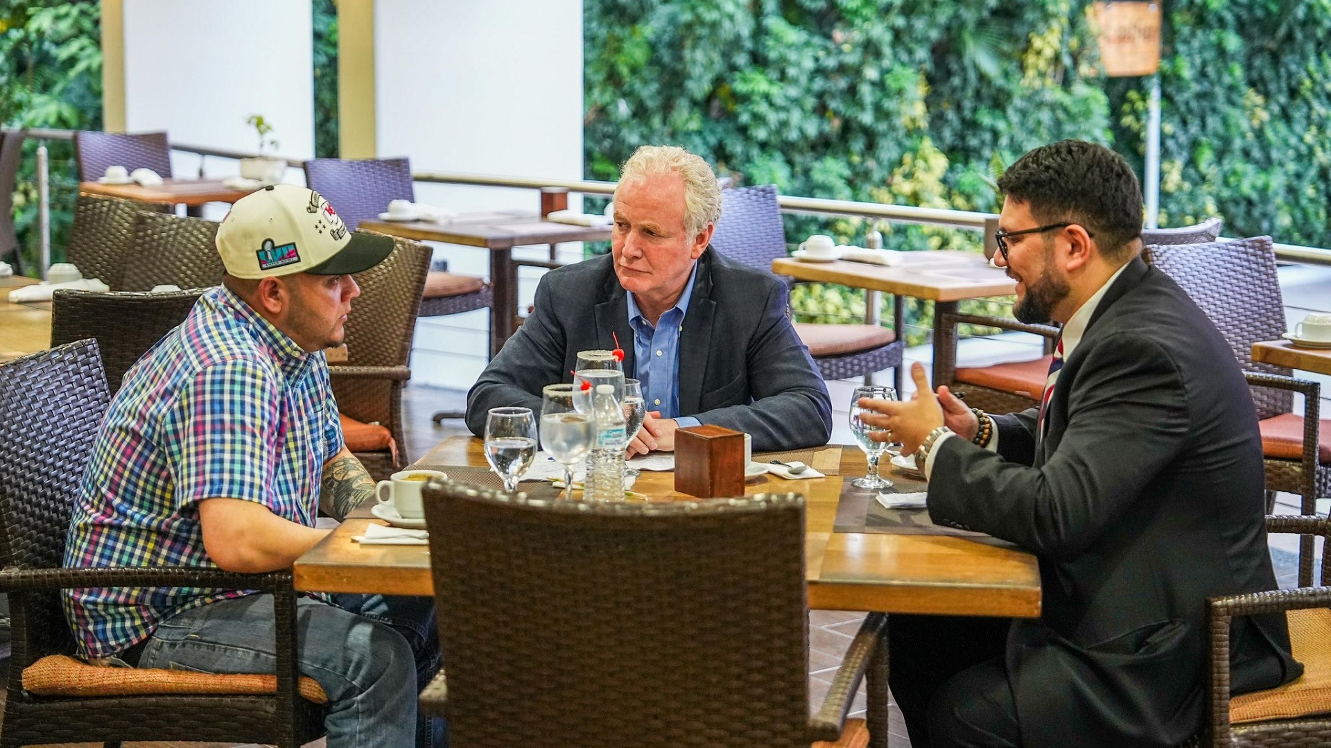 ΗΠΑ: Ο γερουσιαστής Βαν Χόλεν συναντά Σαλβαδοριανό που απελάθηκε άδικα από την κυβέρνηση Τραμπ-1