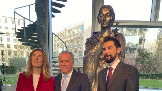 παρίσι-eνα-άγαλμα-της-μαρίας-κάλλας-κοσ-563548699