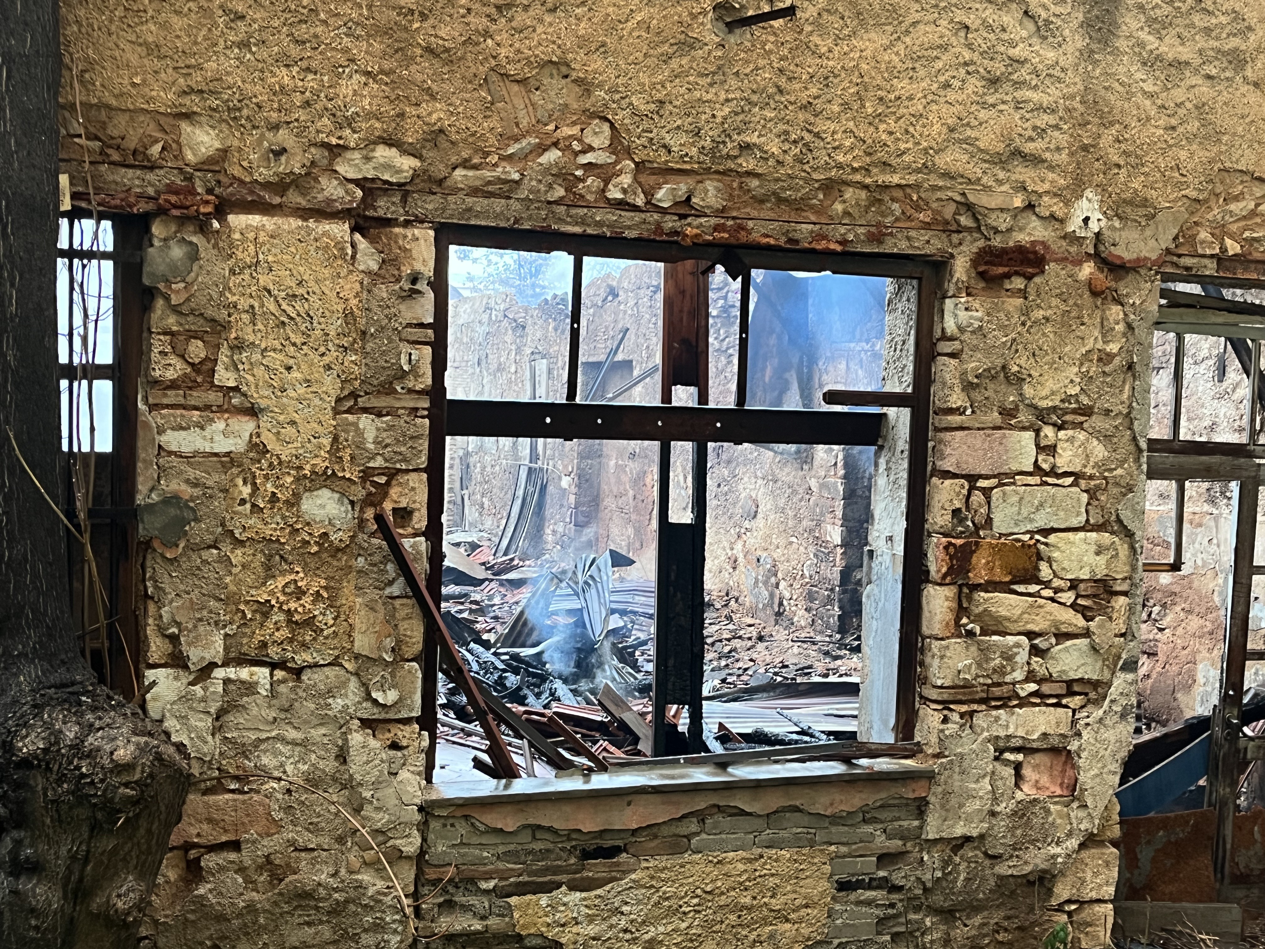 Ανω Πατήσια: Σε ύφεση η μεγάλη φωτιά σε εγκαταλελειμμένο εργοστάσιο-1