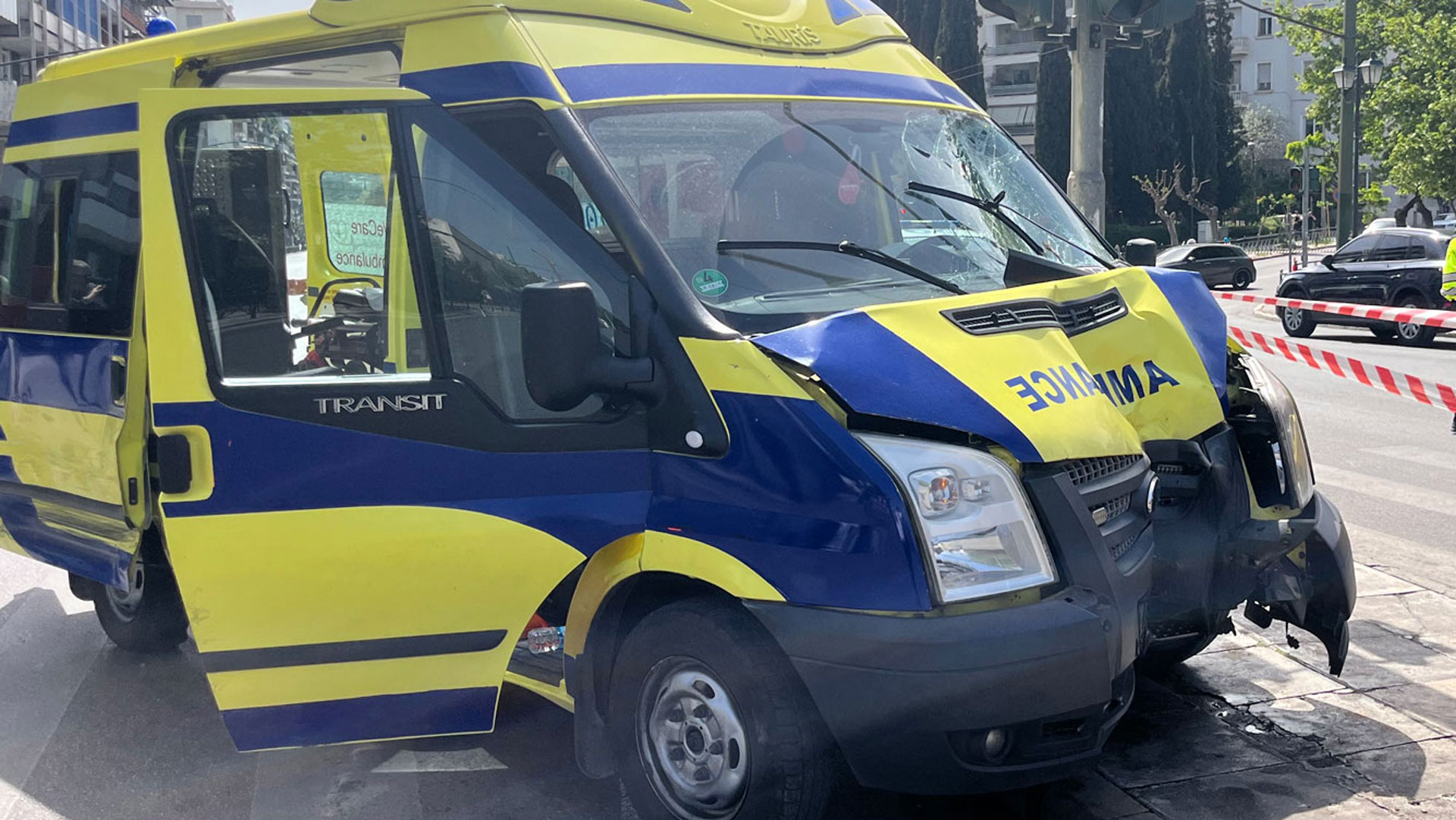 Ασθενοφόρο έπεσε σε κολόνα στο κέντρο της Αθήνας – Πέντε τραυματίες-3