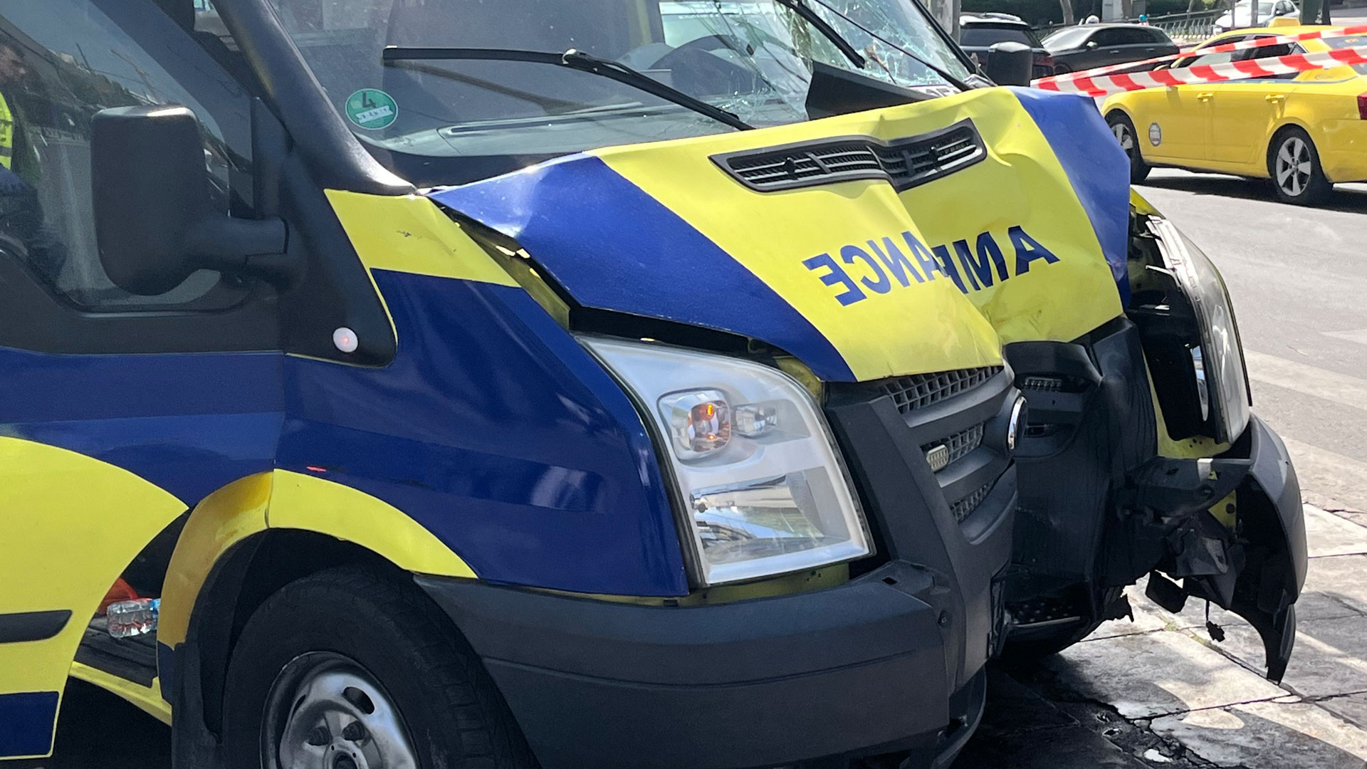 Ασθενοφόρο έπεσε σε κολόνα στο κέντρο της Αθήνας – Πέντε τραυματίες-1