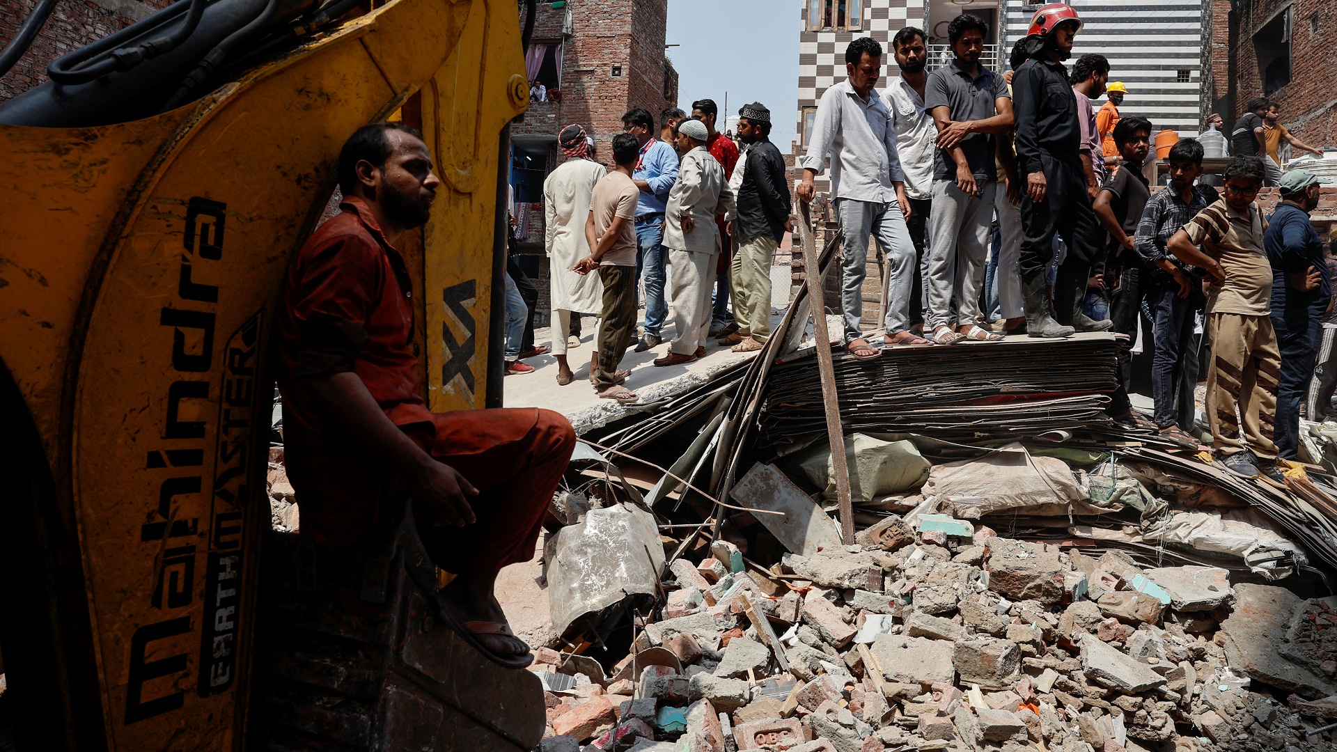 Ινδία: Τουλάχιστον 11 νεκροί από κατάρρευση ακινήτου στο Νέο Δελχί-1