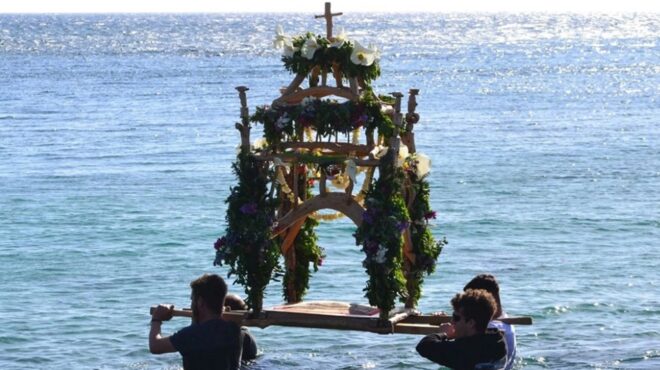 το-έθιμο-της-περιφοράς-του-επιταφίου-μ-563572114