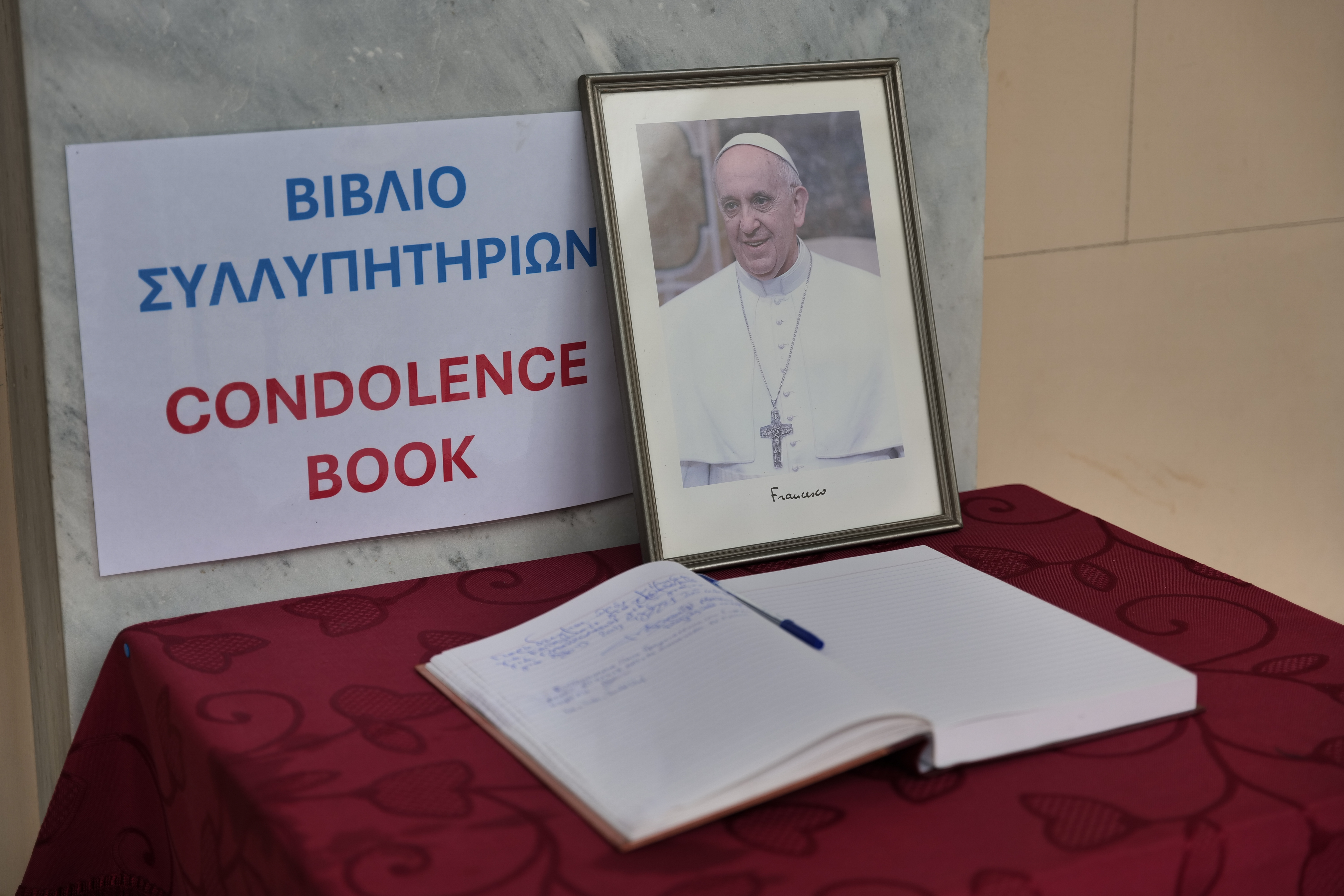 Καθολικοί της Ελλάδας είπαν το δικό τους αντίο στον «Επαναστάτη Ποντίφικα»-16