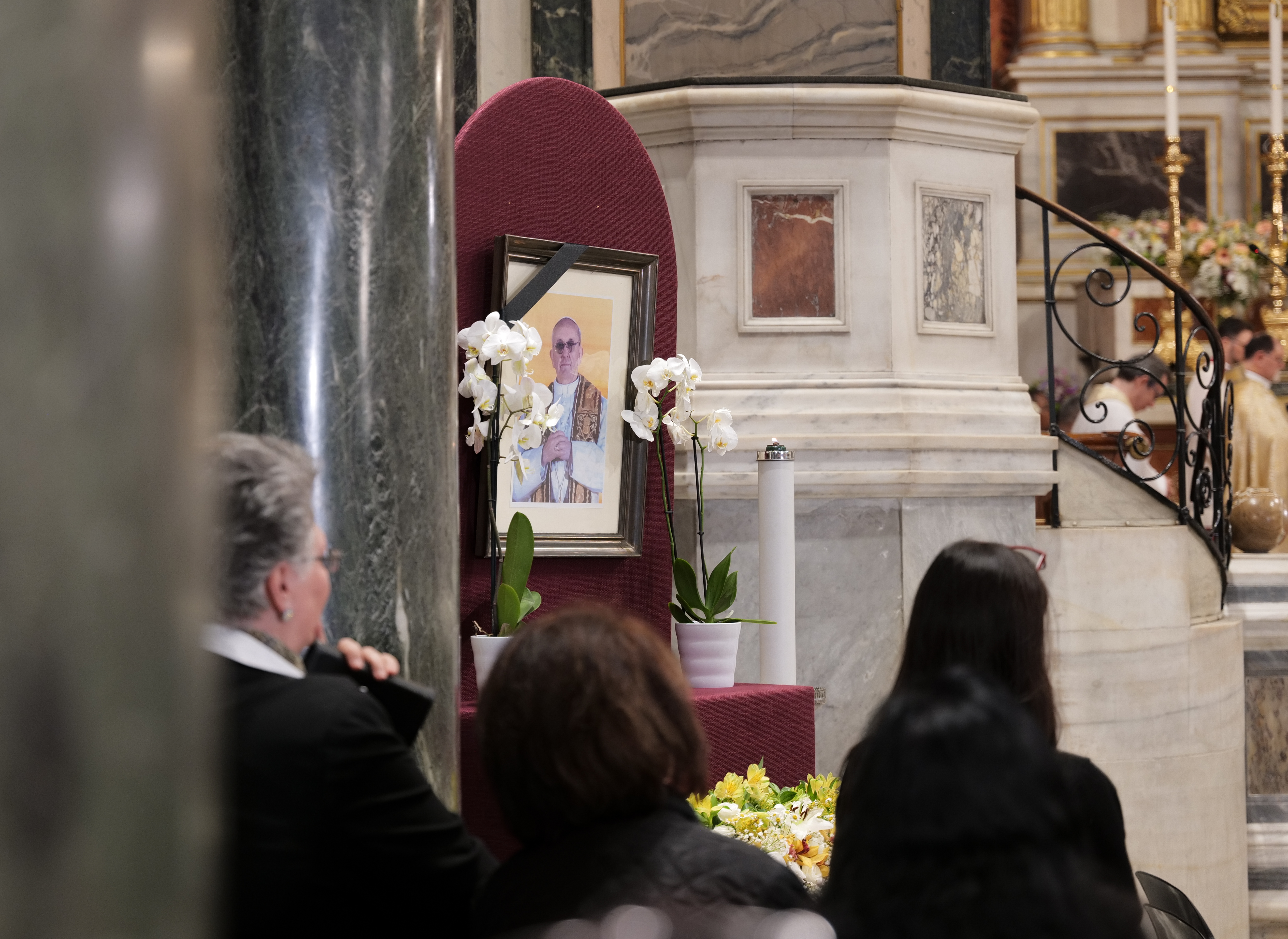 Καθολικοί της Ελλάδας είπαν το δικό τους αντίο στον «Επαναστάτη Ποντίφικα»-14