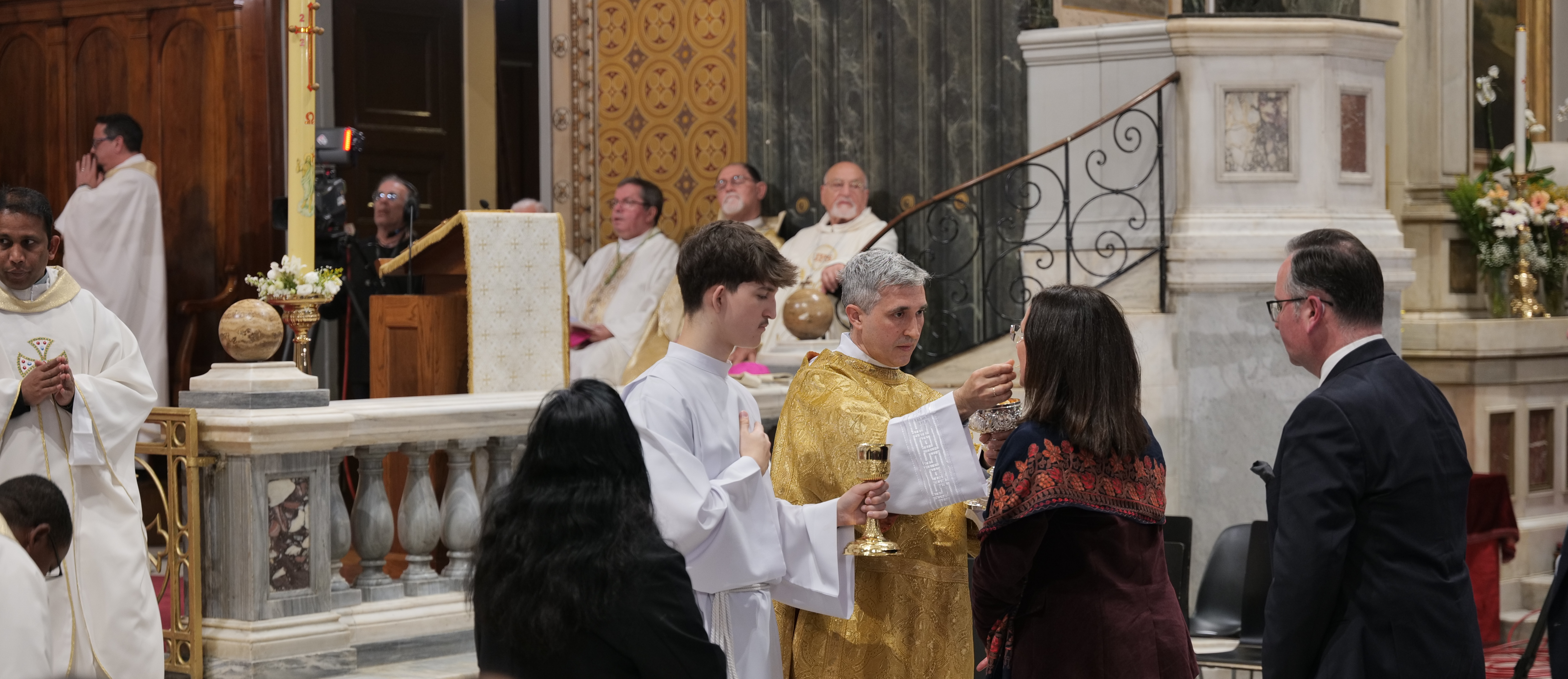 Καθολικοί της Ελλάδας είπαν το δικό τους αντίο στον «Επαναστάτη Ποντίφικα»-12