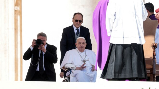 βατικανό-ο-πάπας-χαιρέτησε-τους-πιστο-563552065