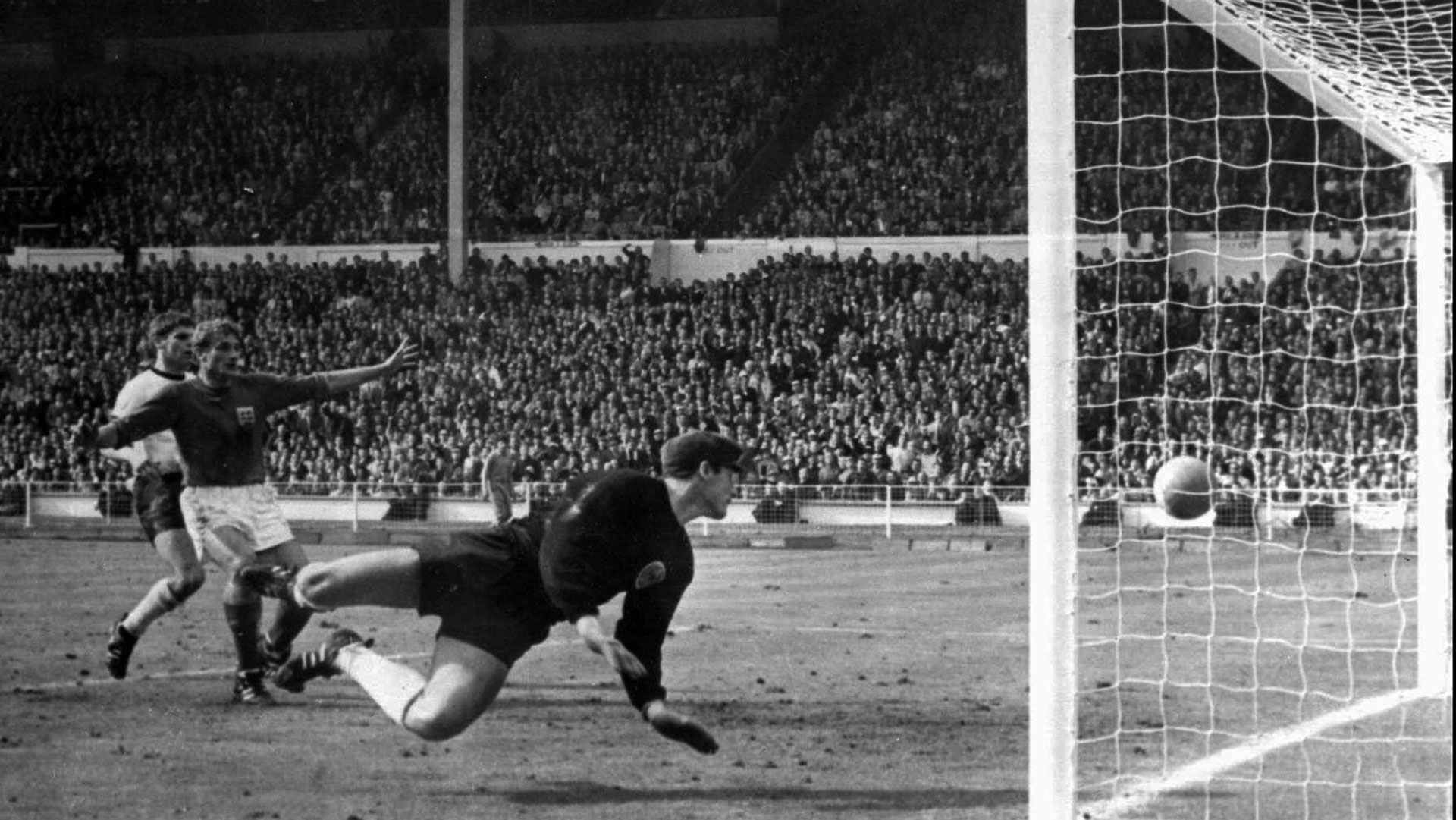 Το ποδόσφαιρο εξελίσσεται μέσα από τους κανονισμούς του, όχι πάντα με επιτυχία-1