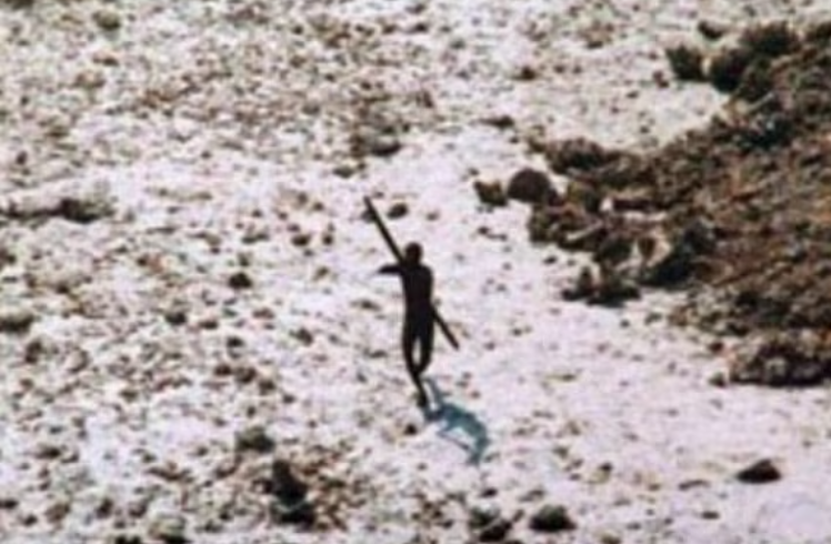 Οργή για τον Αμερικανό YouTuber που «εισέβαλε» σε απαγορευμένο νησί με ιθαγενείς – Τους άφησε μια coca cola-2