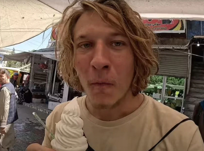 Οργή για τον Αμερικανό YouTuber που «εισέβαλε» σε απαγορευμένο νησί με ιθαγενείς – Τους άφησε μια coca cola-1