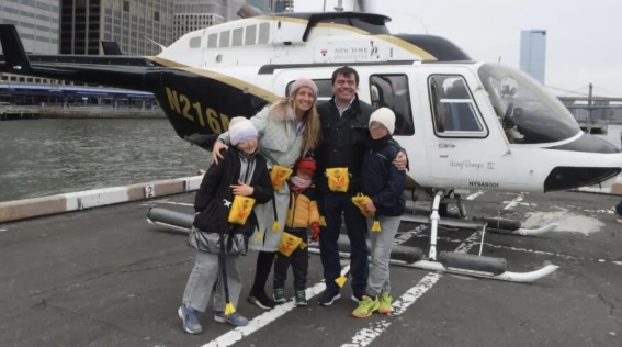 νέα-υόρκη-η-οικογένεια-στελέχους-της-siemens-563559772