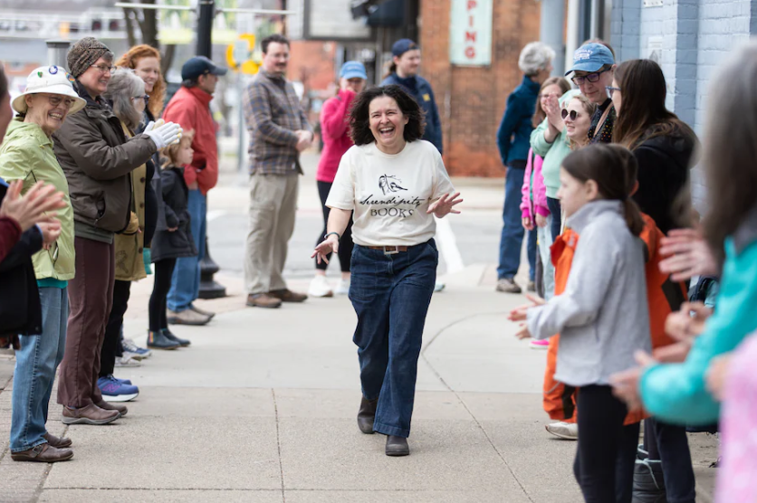 Ανθρώπινη αλυσίδα για τη «μετακόμιση» 9.100 βιβλίων… χέρι με χέρι-1