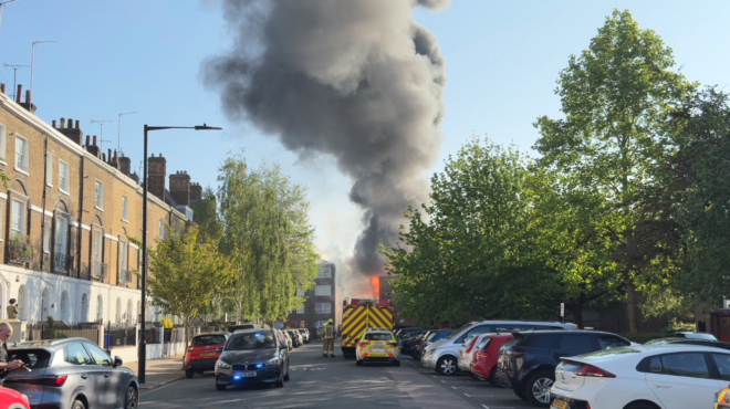 λονδίνο-μεγάλη-πυρκαγιά-σε-ηλεκτρικό-563586964