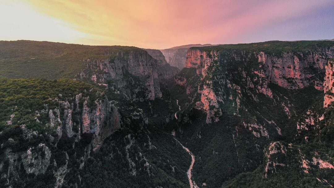 ανοιξη-στο-φαράγγι-του-βίκου-πεζοπορί-563563210