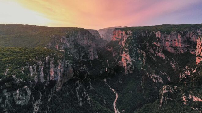 ανοιξη-στο-φαράγγι-του-βίκου-πεζοπορί-563563210
