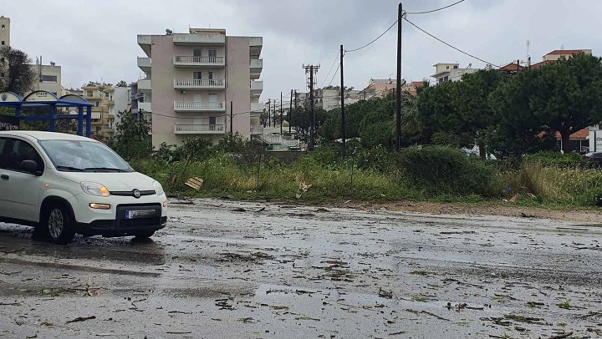Ρόδος: Ανεμοστρόβιλος προκάλεσε ζημιές σε κτίρια και οχήματα-4