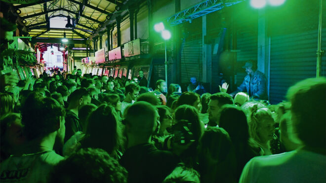 πάρτι-στις-στοές-της-αθήνας-563549005