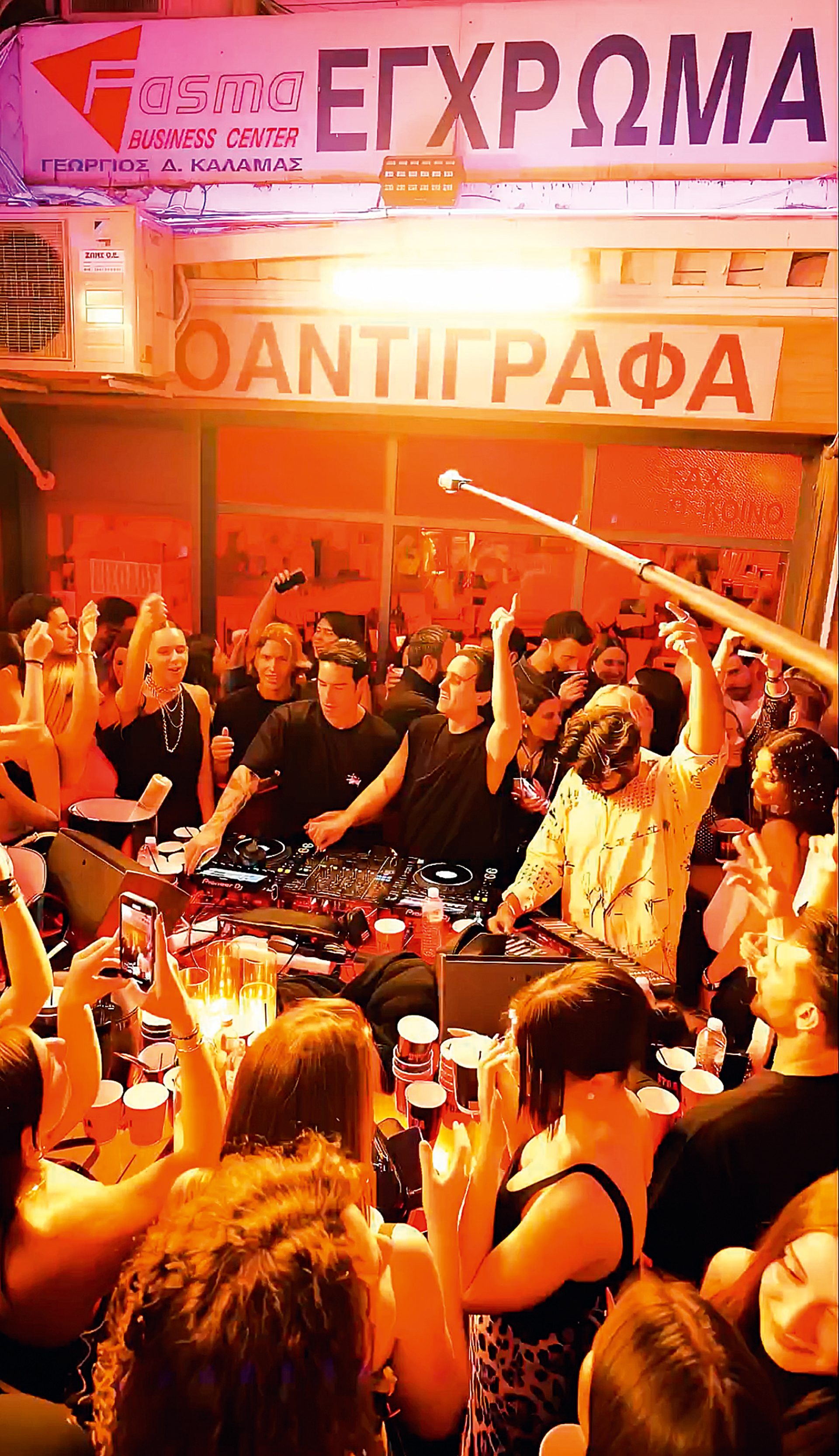 Πάρτι στις στοές της Αθήνας-1