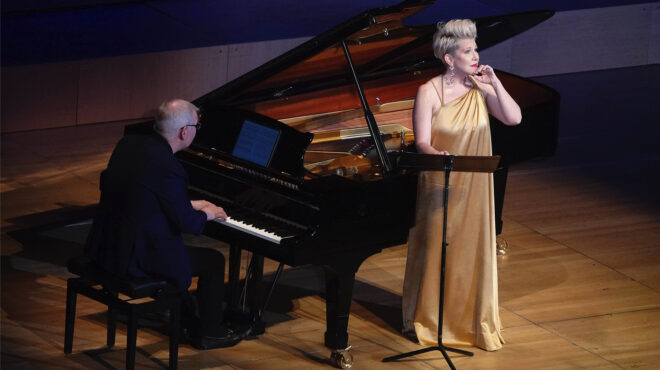 h-τζόις-ντι-ντονάτο-έλαμψε-στο-μέγαρο-563583409