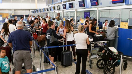 Πάσχα: Ξεπερνούν το 80% οι πληρότητες σε αεροπλάνα και πλοία