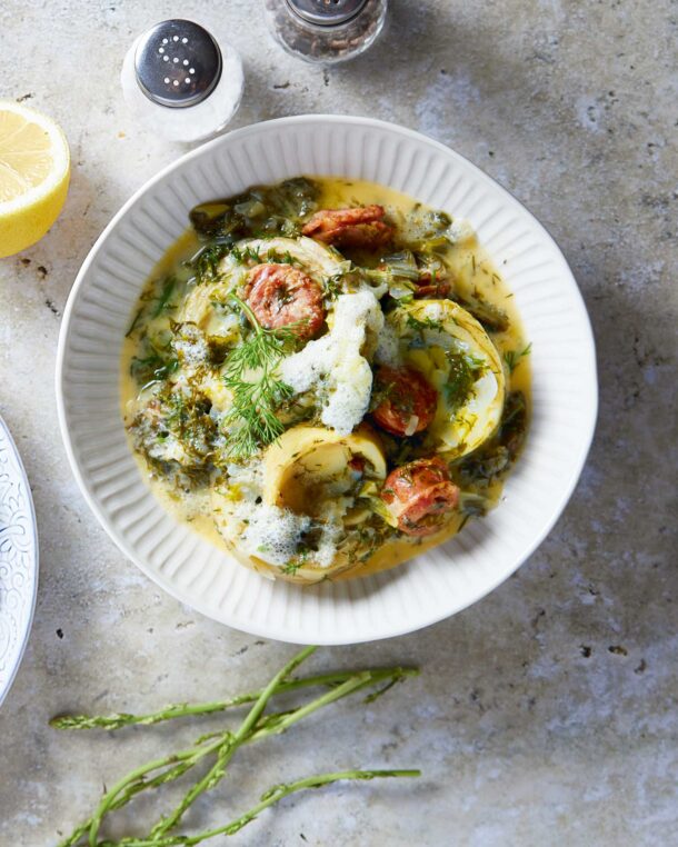 αγκινάρες-αυγολεμονάτες-με-λουκάνικ-563551333