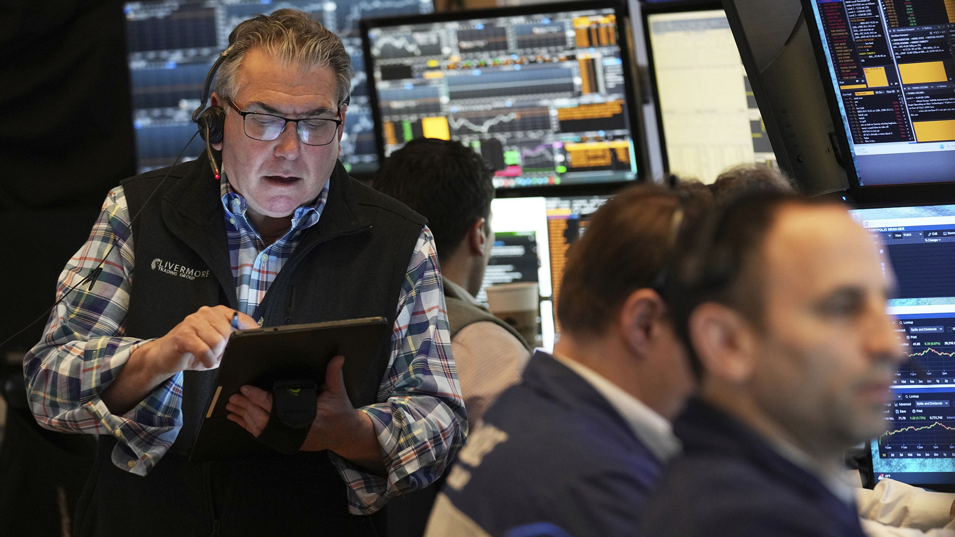 Σοκ και δέος στις αγορές λόγω Τραμπ – Φόβοι για παγκόσμια ύφεση μετά την επιβολή των δασμών-1