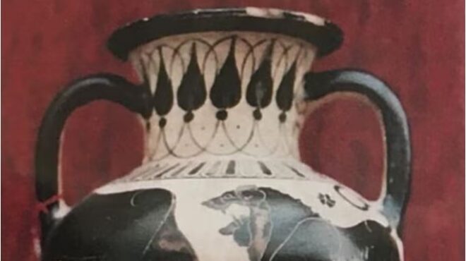 αρχαιοελληνικός-αμφορέας-αποσύρθηκε-563562289